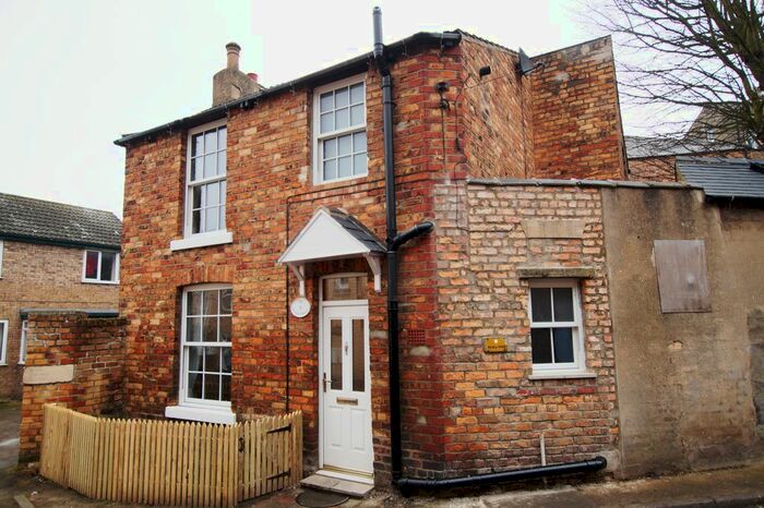 3 Bedroom Semi-Detached House To Rent In Greenfield Road, Scarborough, YO11