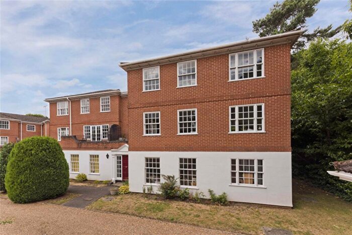 2 Bedroom Flat To Rent In Stoneleigh Park, Weybridge, Surrey, KT13