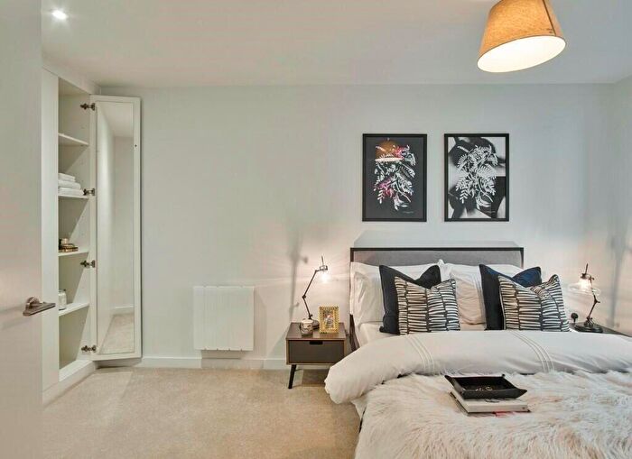 3 Bedroom Flat To Rent In Holdenhurst Road Bournemouth, BH8