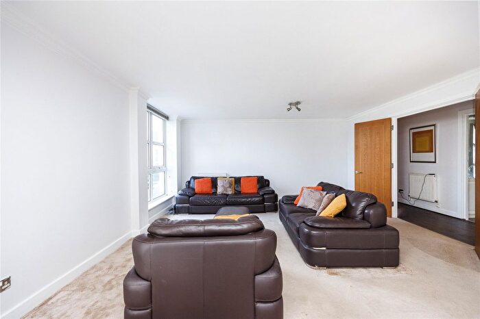 2 Bedroom Flat For Sale In Barrier Point Road, London, E16