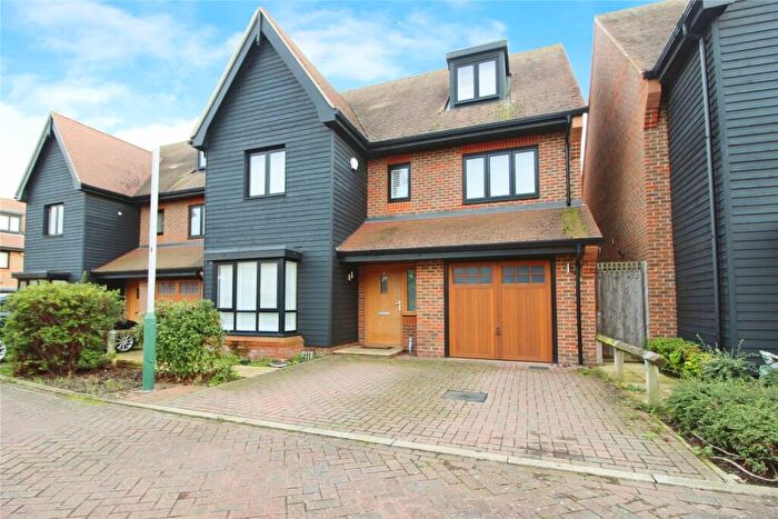 6 Bedroom Detached House To Rent In Bridgefields Close, Hornchurch, Essex, RM11