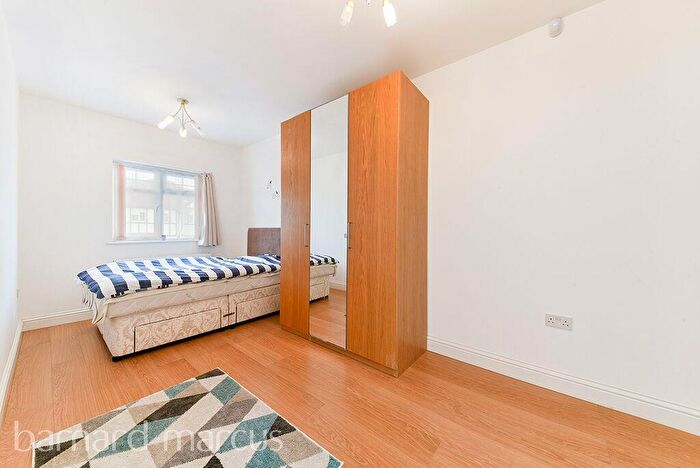 Flat To Rent In Allington Road, London, NW4