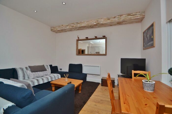 2 Bedroom Flat For Sale In Hollin Lane, Far Headingley, Leeds, LS16