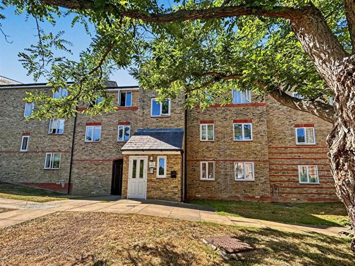 2 Bedroom Flat For Sale In Parkinson Drive, Chelmsford, CM1