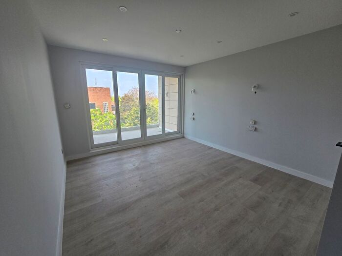 3 Bedroom Flat To Rent In London Road, Mitcham, CR4