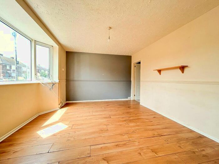 3 Bedroom SemiDetached House For Sale In Swale Avenue, Queenborough, ME11