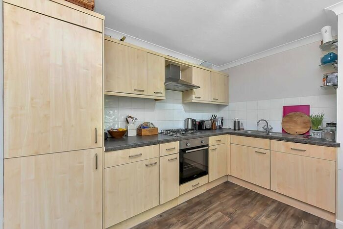 2 Bedroom Flat To Rent In Lansdowne Road, London, SW20