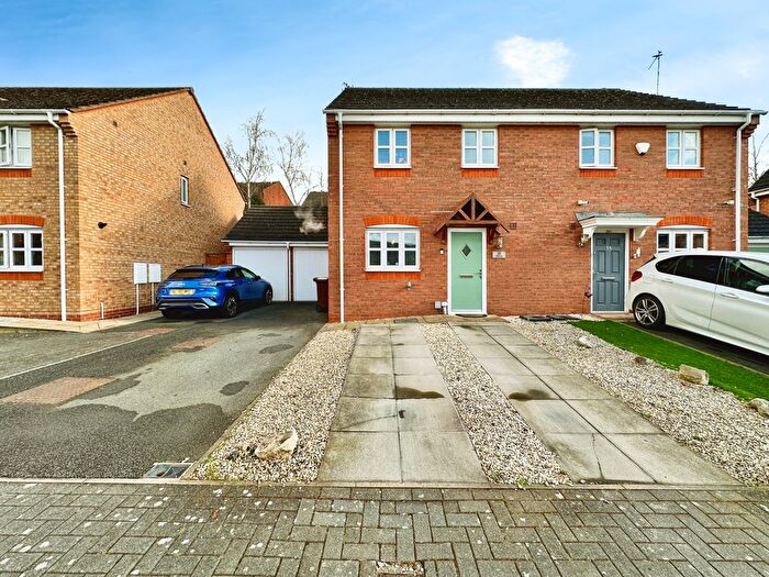 3 Bedroom Semi-Detached House For Sale In Puddlers Grove, Darlaston, Wednesbury, WS10