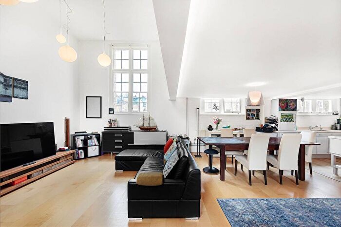 4 Bedroom Flat To Rent In Battersea Park Road, Battersea, London, SW11