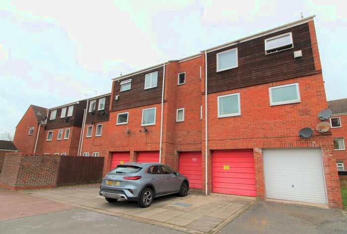 2 Bedroom Flat To Rent In Rochfords Gardens, Slough, SL2