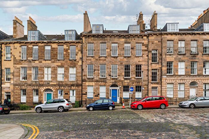 2 Bedroom Flat To Rent In Union Street, City Centre, Edinburgh, EH1