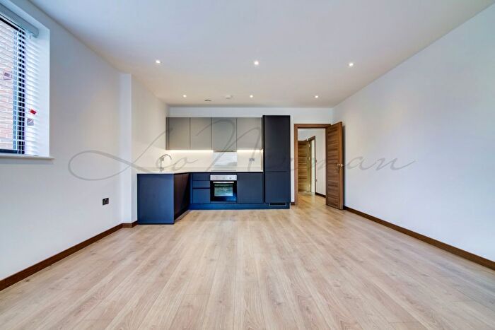 2 Bedroom Flat To Rent In Harvest Lane, Surrey, KT7