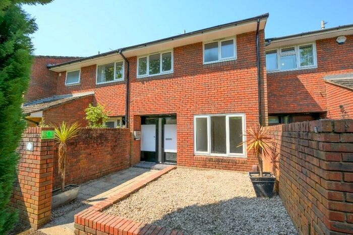 4 Bedroom House To Rent In Alexandra Close, Walton-On-Thames, Surrey, KT12