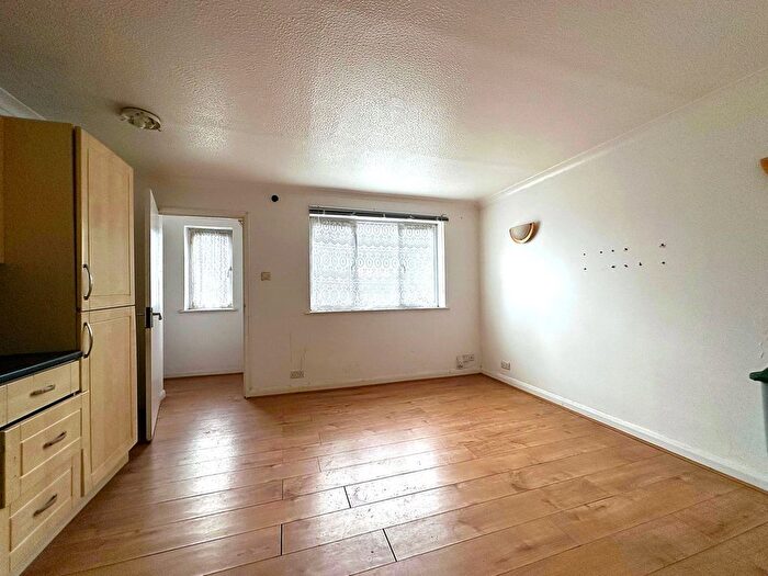 1 Bedroom Flat For Sale In Uxbridge Road, Hayes, UB4