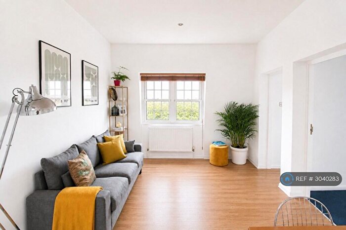 2 Bedroom Flat To Rent In Cambridge Court, London, E2