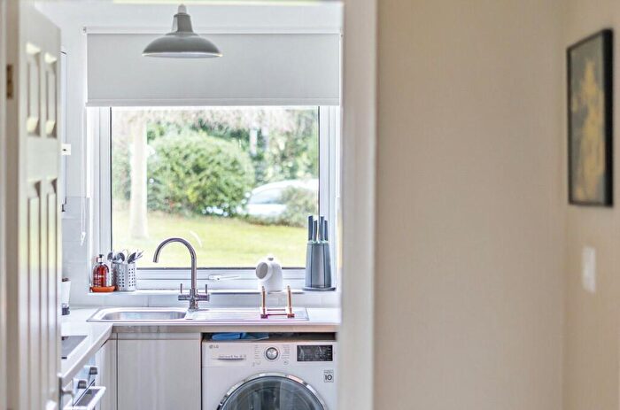 1 Bedroom Flat For Sale In Rossiter Lodge, Rosetrees, Guildford, Surrey, GU1