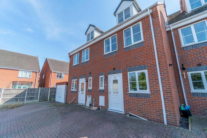 3 Bedroom Town House To Rent In Parkes Hall Road, Dudley, DY1