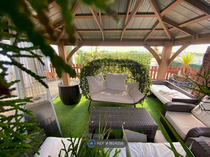 3 Bedroom Flat To Rent In London, London, TW8