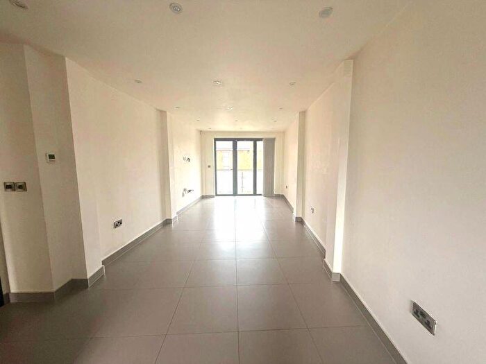 3 Bedroom Flat To Rent In Bramley Road, London, N14