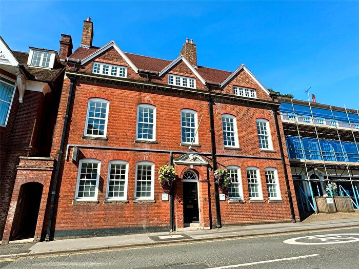 2 Bedroom Flat To Rent In South Street, Farnham, Surrey, GU9