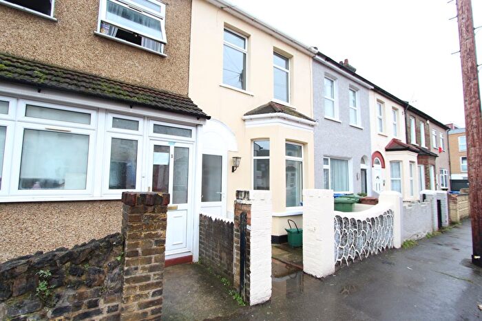3 Bedroom Town House To Rent In , Bradbourne Road, Grays, RM17