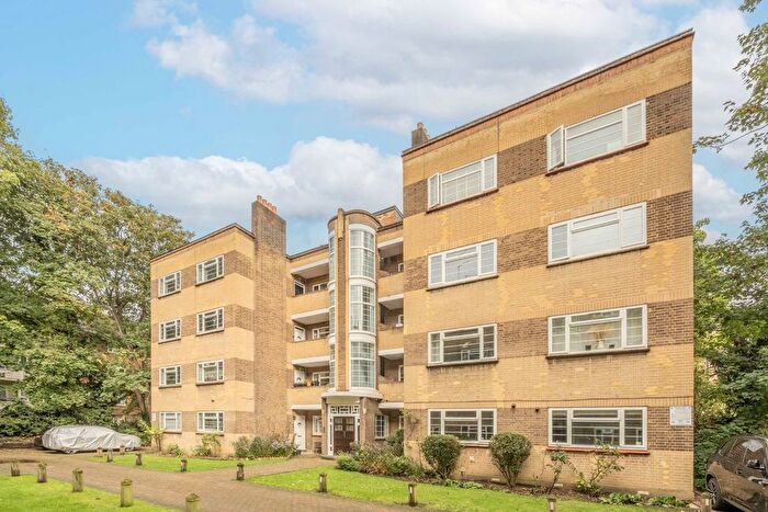 2 Bedroom Flat To Rent In Poynders Road, London, SW4