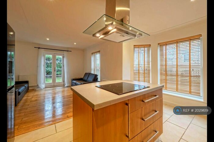 3 Bedroom Flat To Rent In Northpoint Square, London, NW1