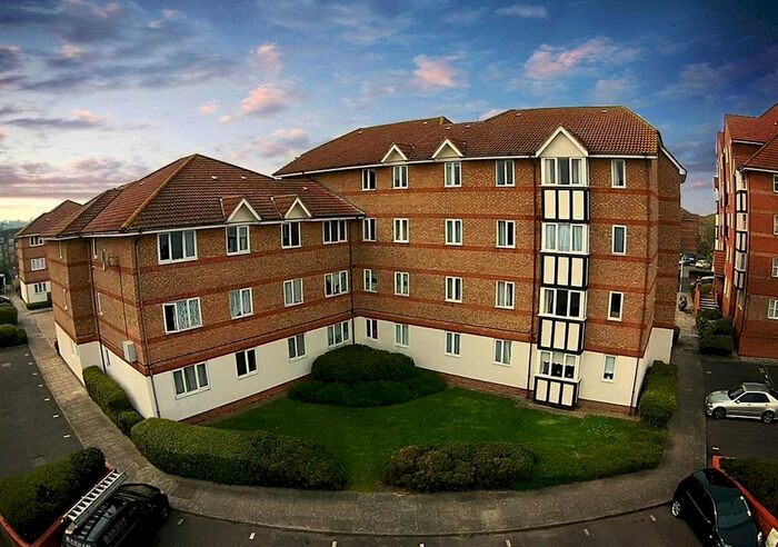2 Bedroom Flat To Rent In Chandlers Drive, Erith, Kent, DA8