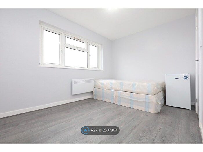 Studio To Rent In Larwood Close, Greenford, UB6