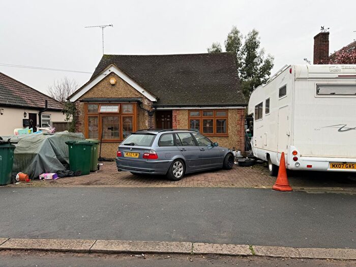 7 Bedroom Detached Bungalow For Sale In Station Crescent, Ashford, TW15