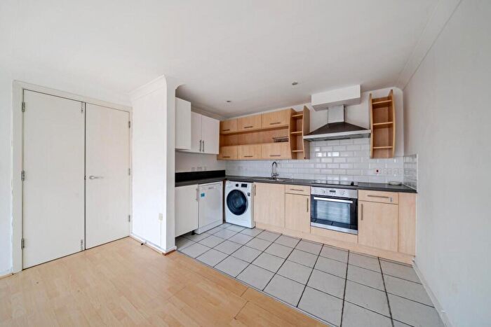 2 Bedroom Flat For Sale In Drayton Park, Islington, N5
