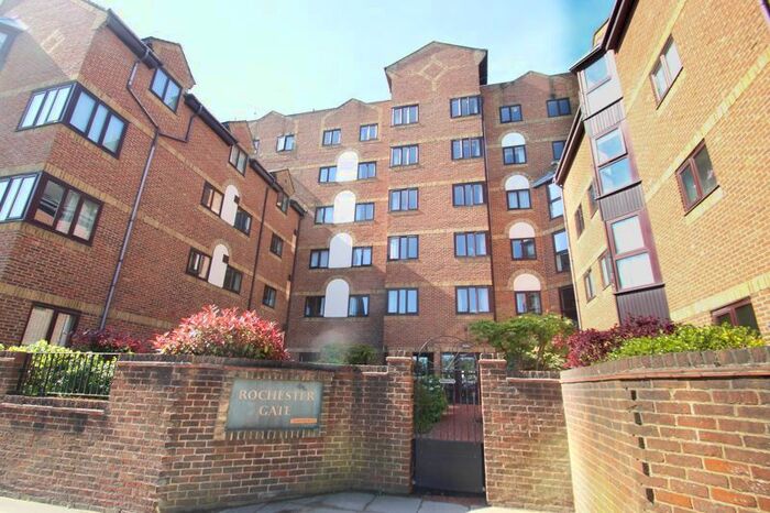2 Bedroom Flat For Sale In High Street, Rochester, ME1
