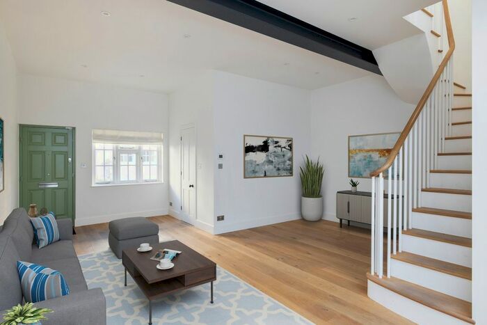 2 Bedroom Mews To Rent In Pembridge Mews, Notting Hill, London, W11