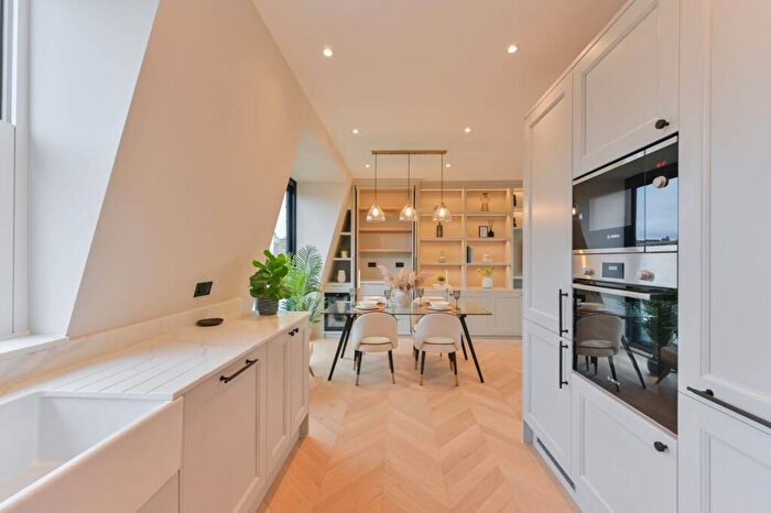 3 Bedroom Flat For Sale In Thirsk Road, Clapham Common North Side, London, SW11