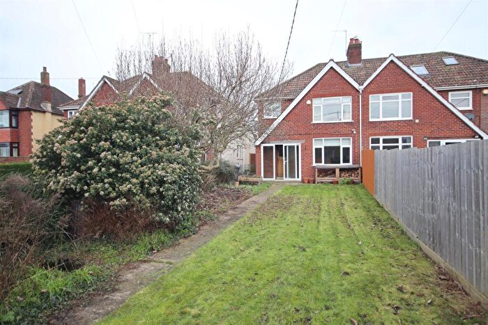 3 Bedroom Semi-Detached House For Sale In Bath Road, Chippenham, SN14