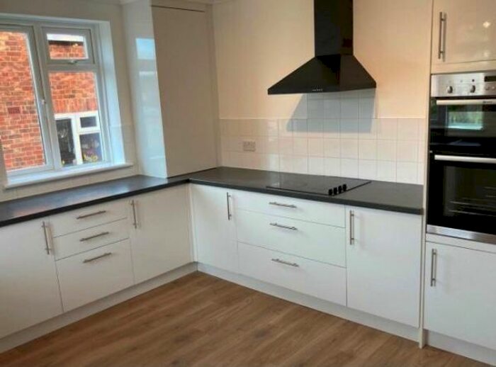 3 Bedroom Maisonette To Rent In Hillyfields, Loughton IG10