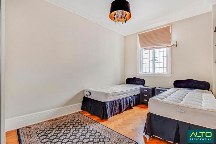 3 Bedroom Flat To Rent In Chiltern Court, Baker Street, London, NW1