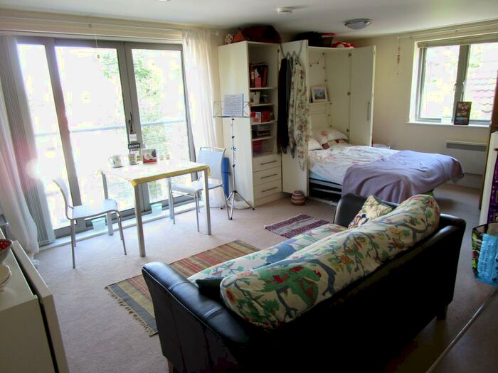 Studio To Rent In Cotham Lawn Road, Cotham, BS6