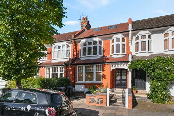 3 Bedroom Flat For Sale In Burford Gardens, London, N13