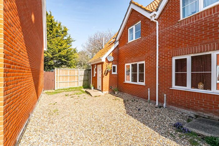 3 Bedroom Semi Detached House For Sale In Forge Close, Old Buckenham, NR17