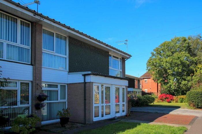 2 Bedroom Flat To Rent In Highfields, Llandaff, Cardiff, CF5