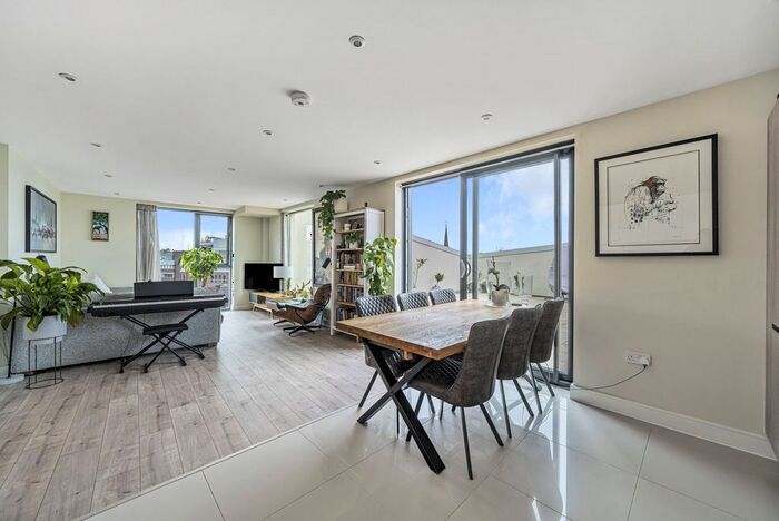 2 Bedroom Flat To Rent In Leapale Lane, Guildford, Surrey, GU1