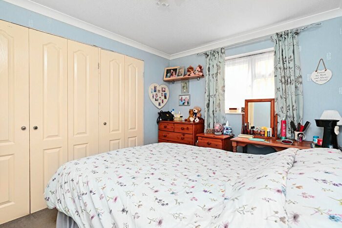 5 Bedroom Detached House For Sale In Darby Green Road, Blackwater, GU17