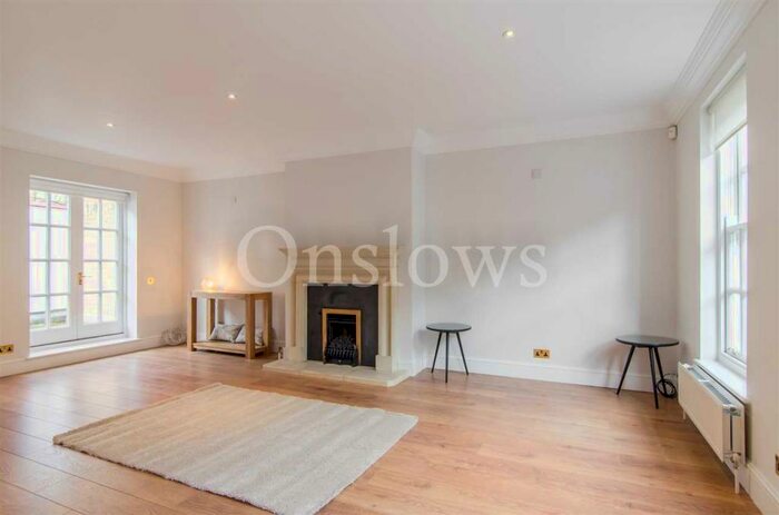2 Bedroom Mews To Rent In Farrier Walk, London, SW10