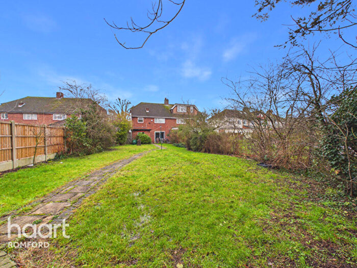 3 Bedroom Semi Detached House For Sale In Mawney Road, Romford, RM7