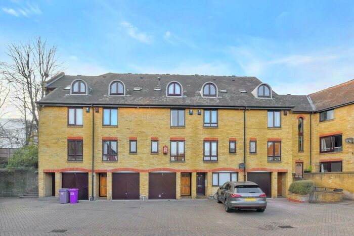 4 Bedroom Terraced House To Rent In Waveney Close, Wapping, London, E1W