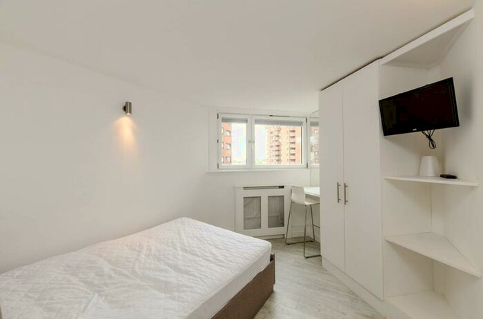 2 Bedroom Flat To Rent In Blantyre Walk, , Chelsea, London, SW10