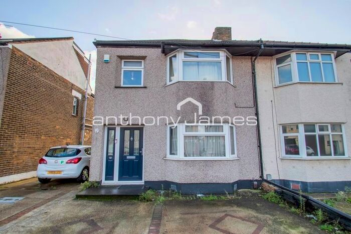 3 Bedroom Semi-Detached House To Rent In Stevedale Road, Welling, DA16