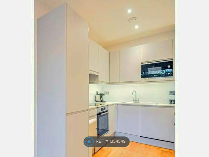 1 Bedroom Flat To Rent In Vista Court, Harlington, Hayes, UB3