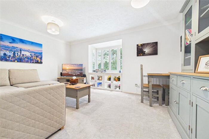 2 Bedroom Apartment For Sale In Groves Lea, Mortimer, Reading, Berkshire, RG7